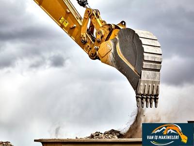 Kazıcı yükleyici iş makinası